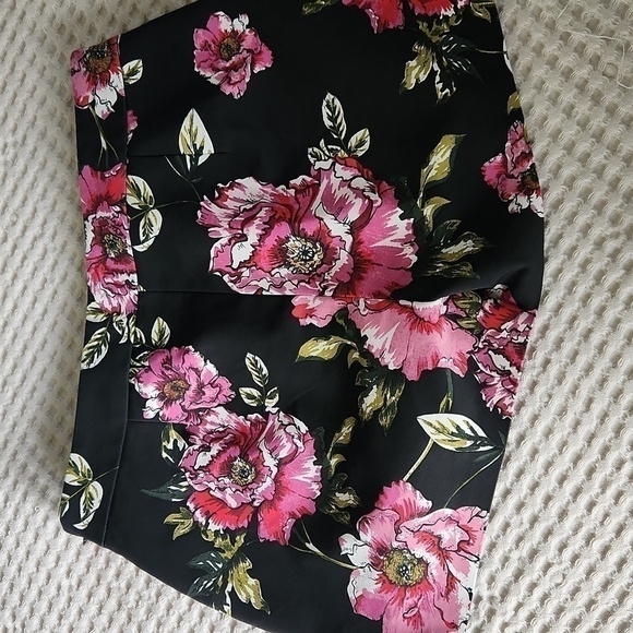 Express Floral Print Mid Rise Shortie size 8 Garden Party Feminine - Picture 6 of 8